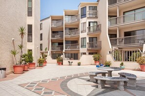 Outdoor dining - STEPS TO THE SAND REMODELED CONDO (San Diego)