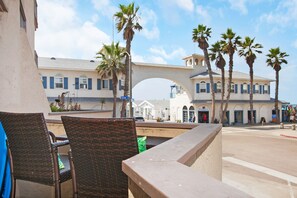 Property grounds - STEPS TO THE SAND REMODELED CONDO (San Diego)