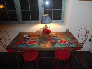 Dining - CASA FLORA Quiet & Cozy Downtown Plaza Apartment (Taos)