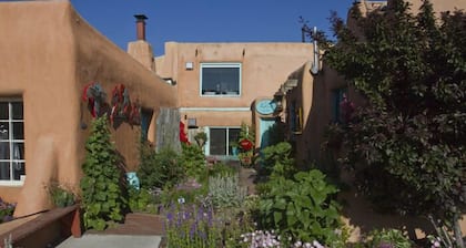 CASA FLORA Quiet & Cozy Downtown Plaza Apartment