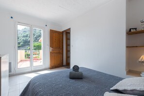 5 Schlafzimmer, Schreibtisch, Bügeleisen/Bügelbrett, WLAN