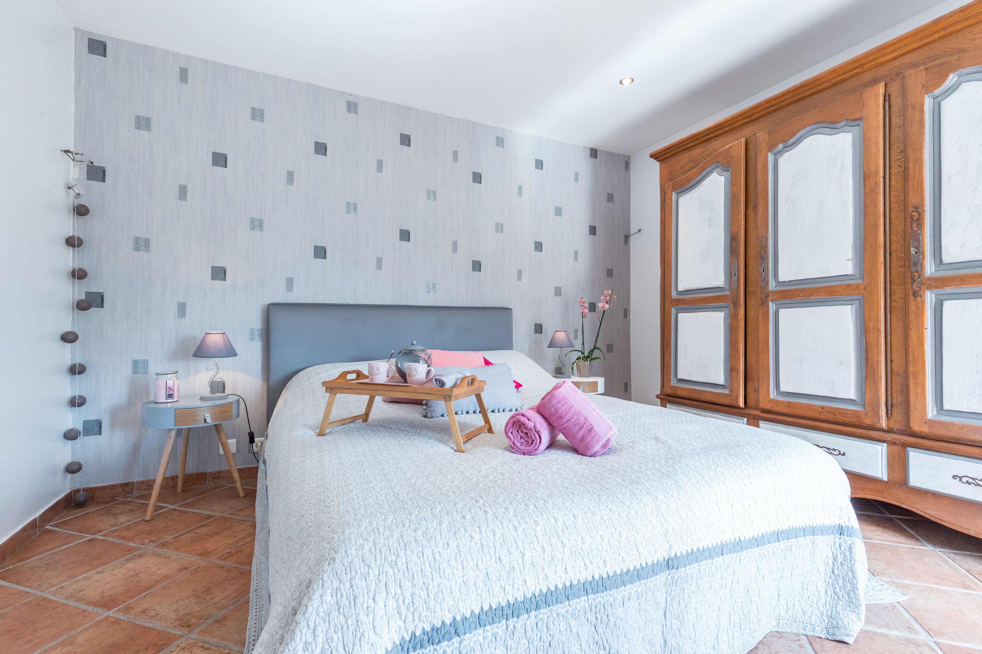 5 bedrooms, iron/ironing board, WiFi, bed sheets