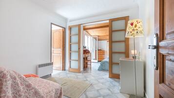 5 bedrooms, iron/ironing board, WiFi, bed sheets