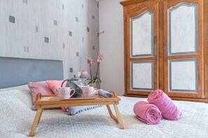 5 habitaciones, escritorio, tabla de planchar con plancha y wifi