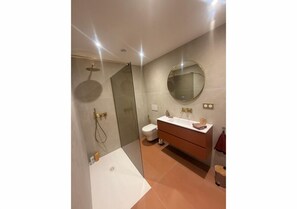 Duschwanne, kostenlose Toilettenartikel, Haartrockner, Handtücher