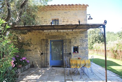 Nice Provençal stone holiday house with air conditioning & pool in Uzès