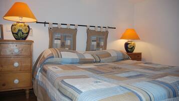 1 slaapkamer, een strijkplank/strijkijzer, beddengoed