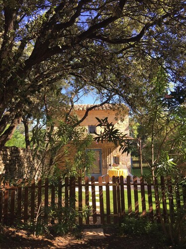 Bonito Maset provenzal, en piedra, climatizado, con piscina en Uzès