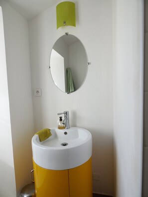 Dusche, Haartrockner, Handtücher, Toilettenpapier