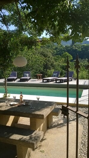 Una piscina al aire libre
