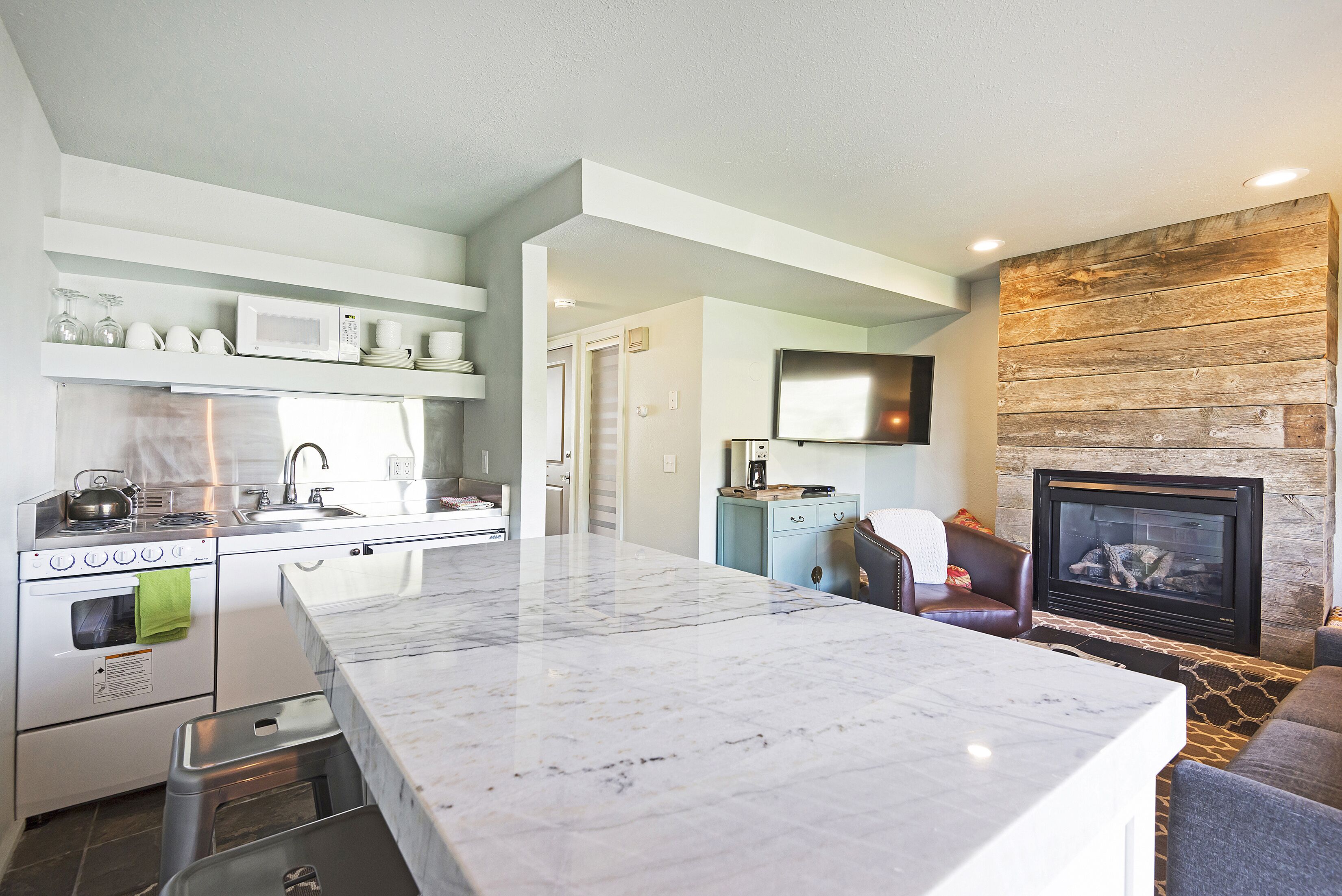 雪櫃、微波爐、焗爐、爐具