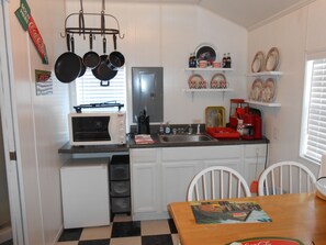 Fridge, microwave, oven, coffee/tea maker - Getaway between Fall Creek Falls, Burgess Falls and Rock Island State Parks (Sparta)