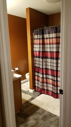 Ducha y bañera combinadas, secador de pelo, toallas y jabón