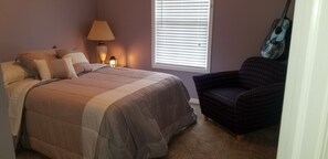 3 quartos, ferros/tábuas de passar roupa, berço de viagem