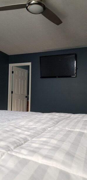 3 bedrooms, iron/ironing board, travel crib, free WiFi