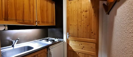 Kühlschrank, Mikrowelle, Wasserkocher mit Kaffee-/Teezubehör, Toaster