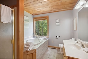Combined shower/bathtub, jetted bath, hair dryer, towels