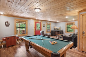 TV, fireplace, video games, DVD player - "Bearadise Ridge." A rustic cabin in the heart of Wears Valley just 4 miles from the GSMNP entrance! (Sevierville)