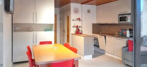 Fridge, microwave, oven, dishwasher - Homerez - Studio in Les Carroz, mountain view. (Les Carroz)