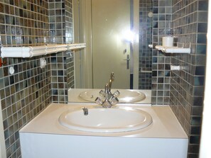 Douche, sèche-cheveux