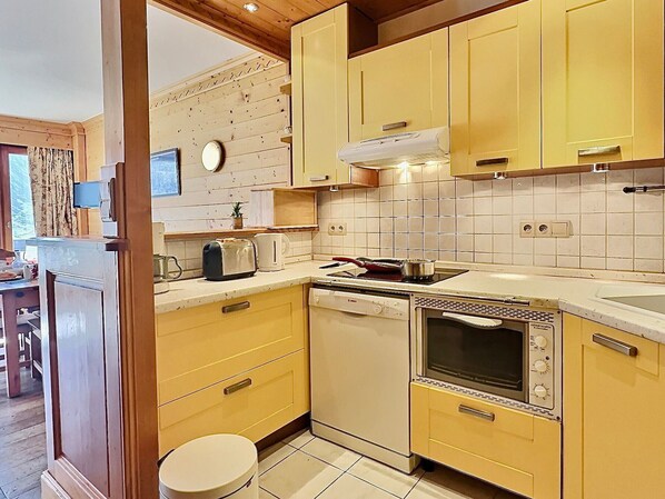 Kühlschrank, Mikrowelle, Ofen, Geschirrspüler