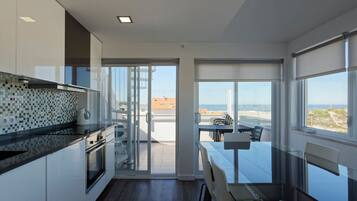 Geladeira, micro-ondas, fogão, lava-louças