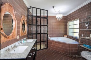 Ensemble douche/baignoire, baignoire Ă jets, sĂšche-cheveux, bidet