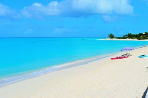 Plage à proximité, chaises longues, serviettes de plage