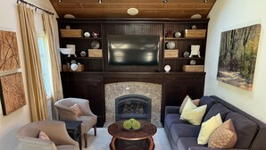 A living room with a fireplace, a television, and a sofa. - Creekside Casita walking distance to downtown San Carlos (San Carlos)