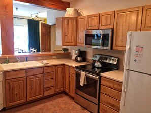 Een koelkast, een magnetron, een oven, een kookplaat