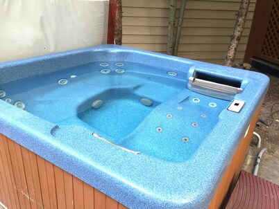 Right on Main St. Hot Tub. Close to Marina. Garage