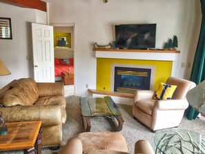 Een televisie, een open haard en een dvd-speler