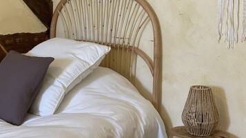 2 quartos, escrivaninha, ferros/tábuas de passar roupa, berço de viagem