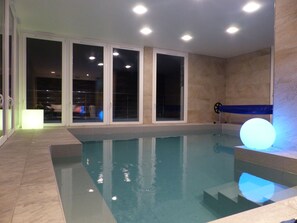 Una piscina techada, una piscina climatizada