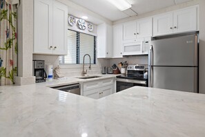 大型冷蔵庫、オーブン、食器洗い機、ダイニングテーブル