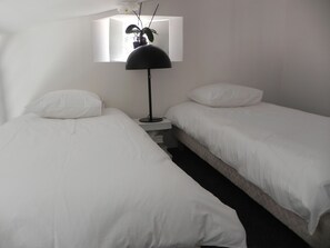 3 chambres, bureau, fer et planche à repasser, lit de bébé portatif