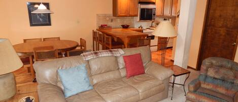 تلفزيون بشاشة مسطحة، مدفأة، مشغل دي في دي