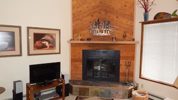 Flat-screen TV, fireplace, DVD player