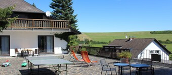 EifelNatur 8, Große Familienwohnung mit Terrasse und Grill, Haustiere Willkommen