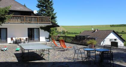 EifelNatur 8, Große Familienwohnung mit Terrasse und Grill, Haustiere Willkommen