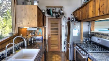 Een koelkast, een magnetron, een oven, een kookplaat