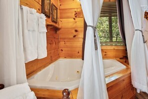 Ensemble douche/baignoire, sèche-cheveux, serviettes fournies