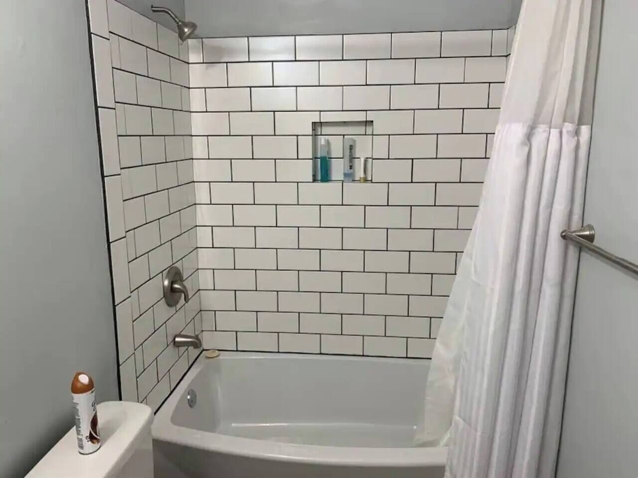 Combined shower/bathtub, hair dryer, towels