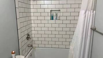 Combined shower/bathtub, hair dryer, towels