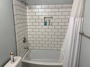 Ensemble douche/baignoire, sèche-cheveux, serviettes fournies