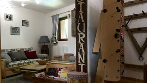 Una sala de estar acogedora con un sofá, una mesita de centro y un letrero de madera que dice "STAURANT".