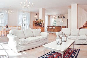 تلفزيون، مدفأة، مشغل دي في دي، تنس طاولة