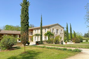 المنشأة من الخارج