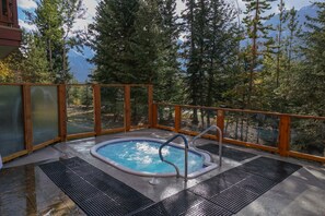 Outdoor spa tub - Canmore 2BR Suite | Top Floor + Mountain Views (Canmore)