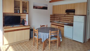 Coffee/tea maker, fridge, microwave, oven - LARGE PRIVATE COURT HOUSE CLOSED (Saint Palais sur Mer)
